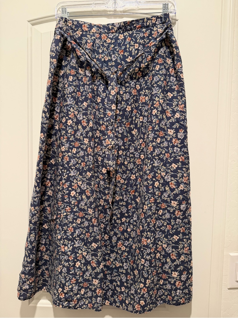 Pendleton Petite Wraparound Skirt Size 12 – Navy Floral 100% Rayon - Picture 3 of 6